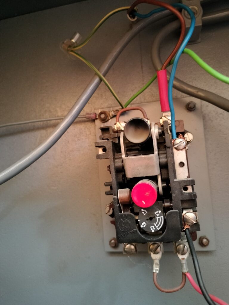 Circuit breaker internals